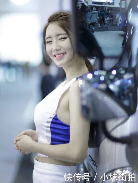 气质小姐姐一身超短裙尽显火辣车模，俏皮可爱的样子像是韩国女星