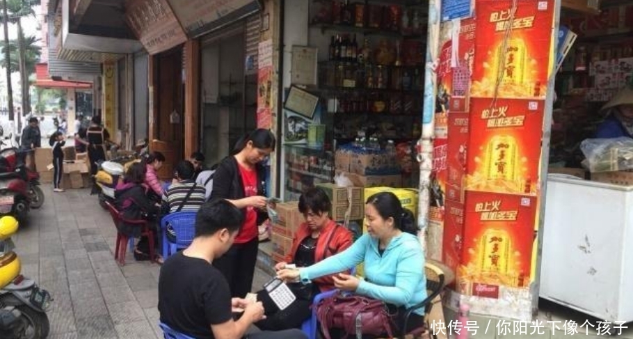 越南边境大街上,为何大捆人民币随意摆在街头?这么做有什么意义