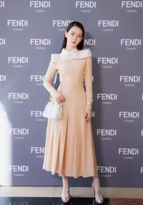 戚薇太狠了！这么紧的“运动袜”穿进去，网友：赘肉都勒出来了