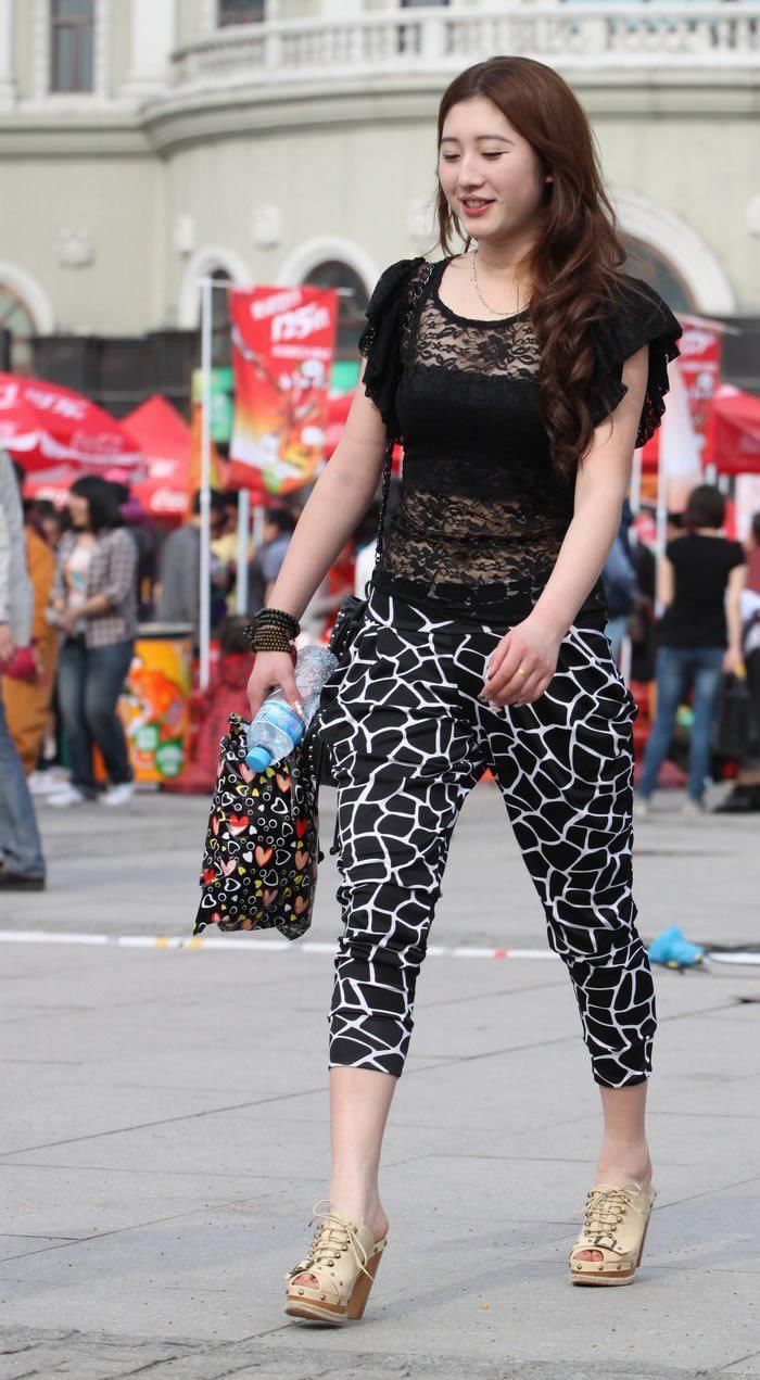 街拍:透明蕾丝上衣七分裤美女，勾勒女性美妙的身材