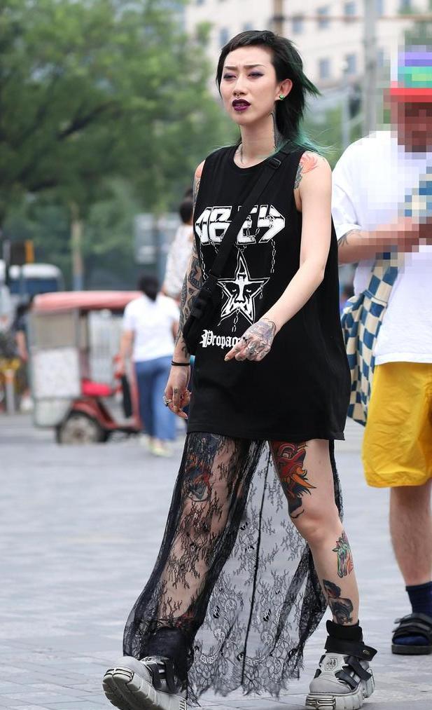 三里屯街拍:八位高冷范的姑娘时尚有型、各具特点,你喜哪一位?