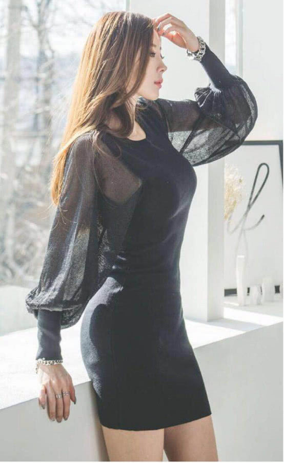 小姐姐身穿黑色包臀裙，看起来更加纤细，又具有高贵典雅的气质