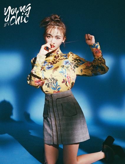 吴谨言拍摄照片太撩人，肉粉色的V领内衬，网友:傅恒哪里受得了