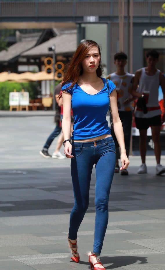 街拍:小姐姐纯真俏丽气质出众，身材均匀有致