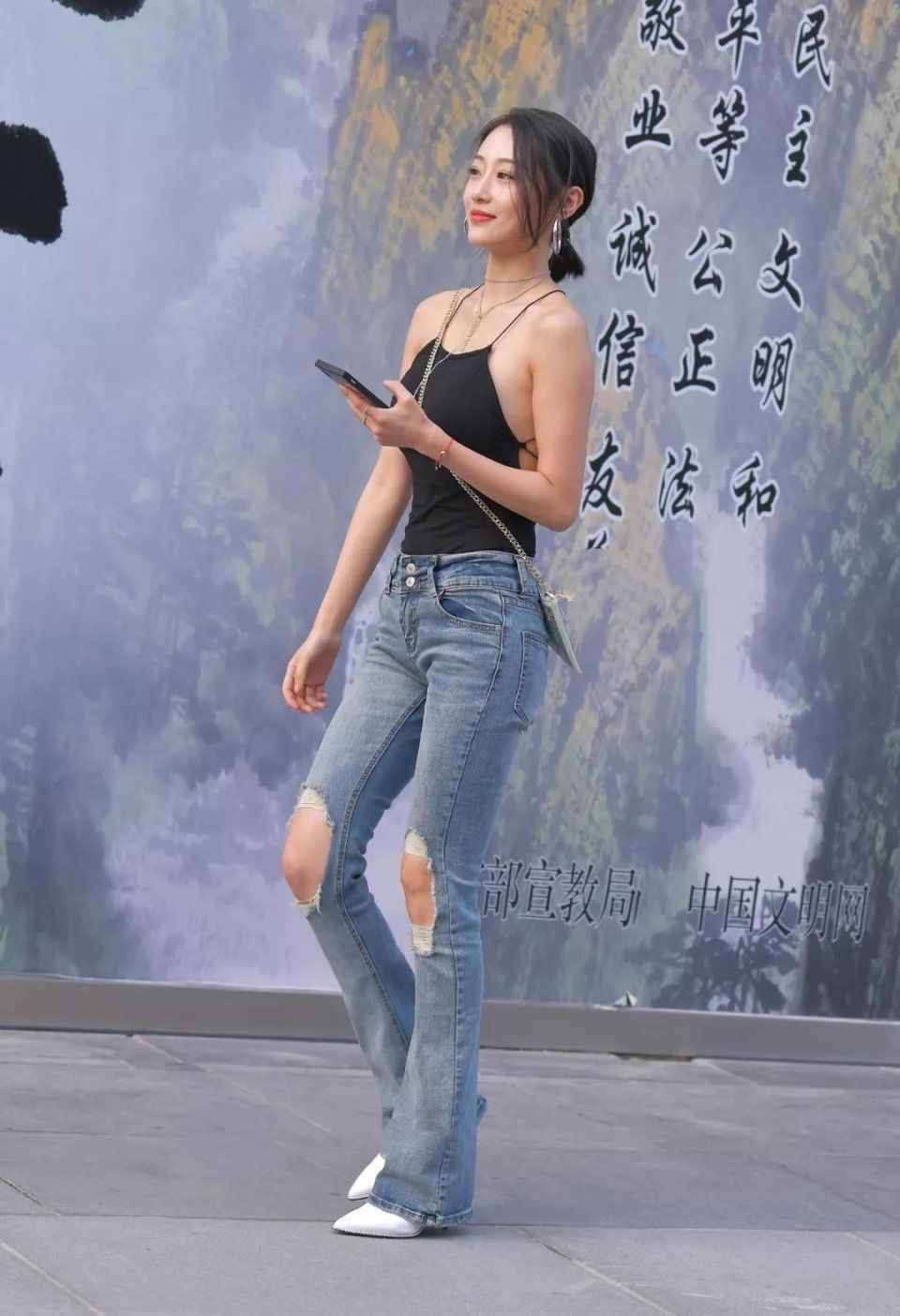 街拍美女:破洞牛子裤,性感大长腿的多姿美女,你不想看一眼吗