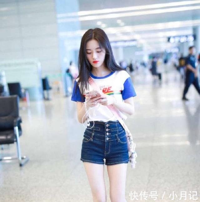 鞠婧祎简直了，牛仔裙这么紧还能把上衣扎进去，小腰到底有多细