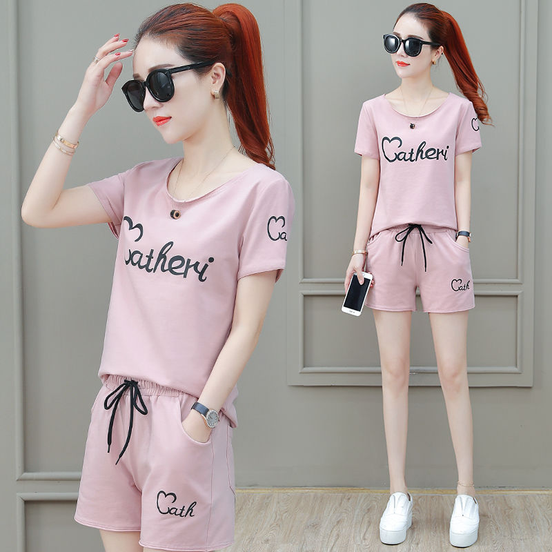 现在女人真大胆，穿成这样就出门，家里人难道都不管的吗?