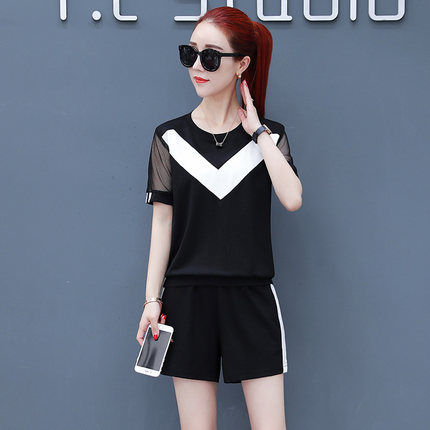 女人运动服要修身，傲人身姿，曲线撩人，彰显魔鬼身材，显气质