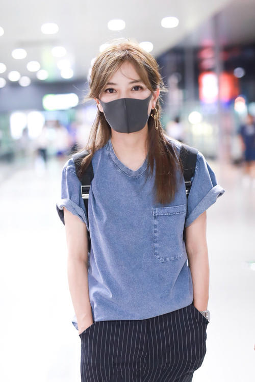 赵薇真厉害，这么小的裤子也能塞进去，网友：瘦下来美回18岁