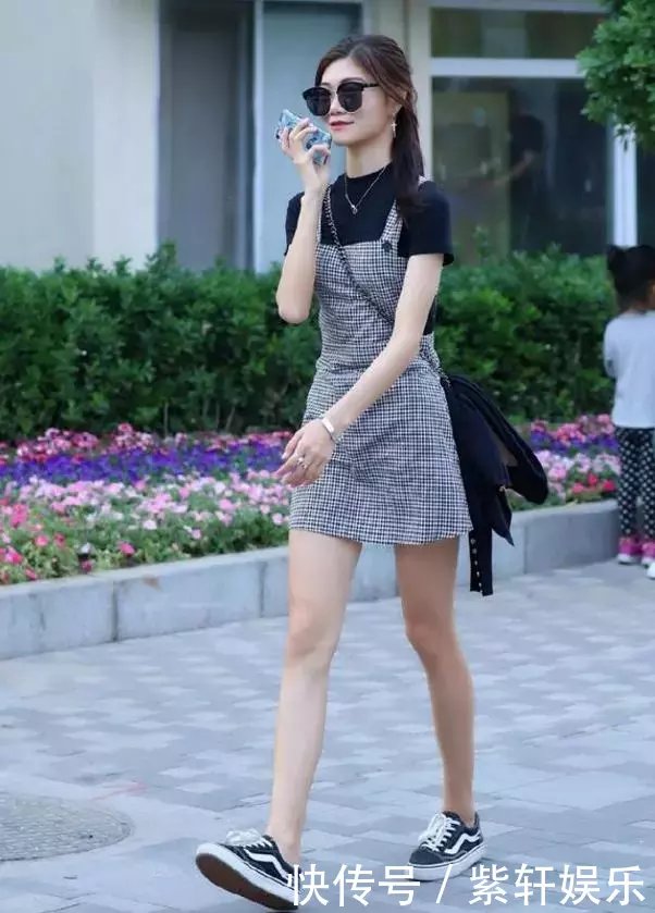 路人街拍，迎面走来的是一对闺蜜，穿着各不相同，各有气质