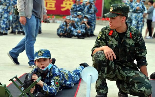 过分！看过路人拍女星军训素颜照，才知道这些年我们被骗得有多惨