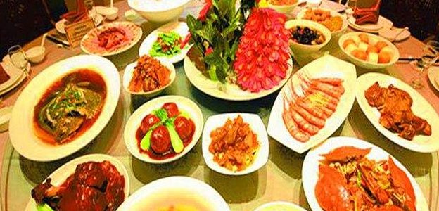  宴席|先看农村300元的酒席，再看城里2千元的酒席，看完就知道差