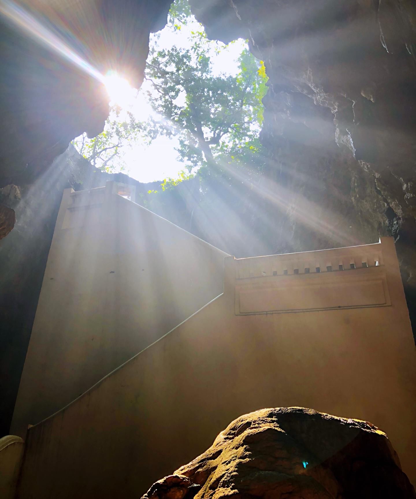 一座藏于钟乳石洞的寺庙，洞内遍布佛像，还有一副国王题字