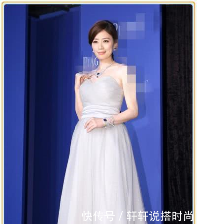 贾静雯本想扮少女,却被脚上渔网袜出卖,网友终于相信你44岁了