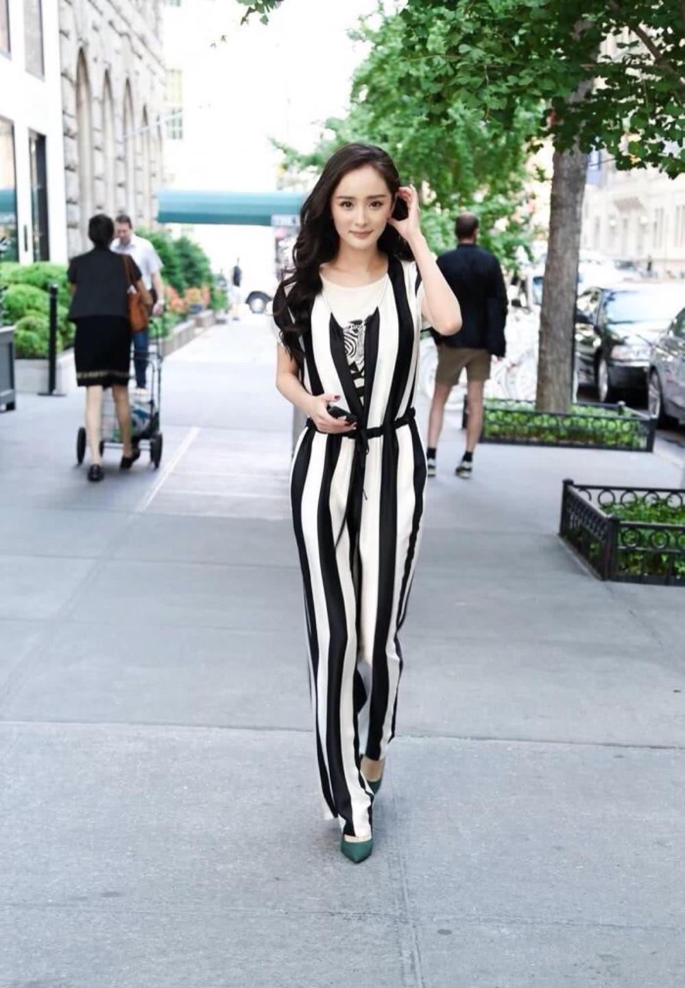 杨幂真大胆, 蕾丝裙都快撑破了, 网友: 真的是越来越迷人