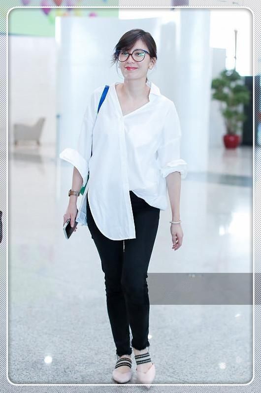 贾静雯真会穿！衬衫一半露外面，一半塞裤腰，网友直呼：嫩炸天！