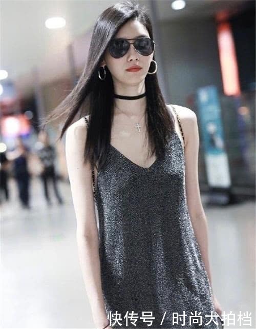 奚梦瑶上身紧下身松，裸背上街气场大，网友：这么放肆能进豪门？