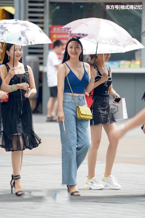 街拍：夏季很多人都秀美腿，而她们秀上围，图5的身材不要太好了