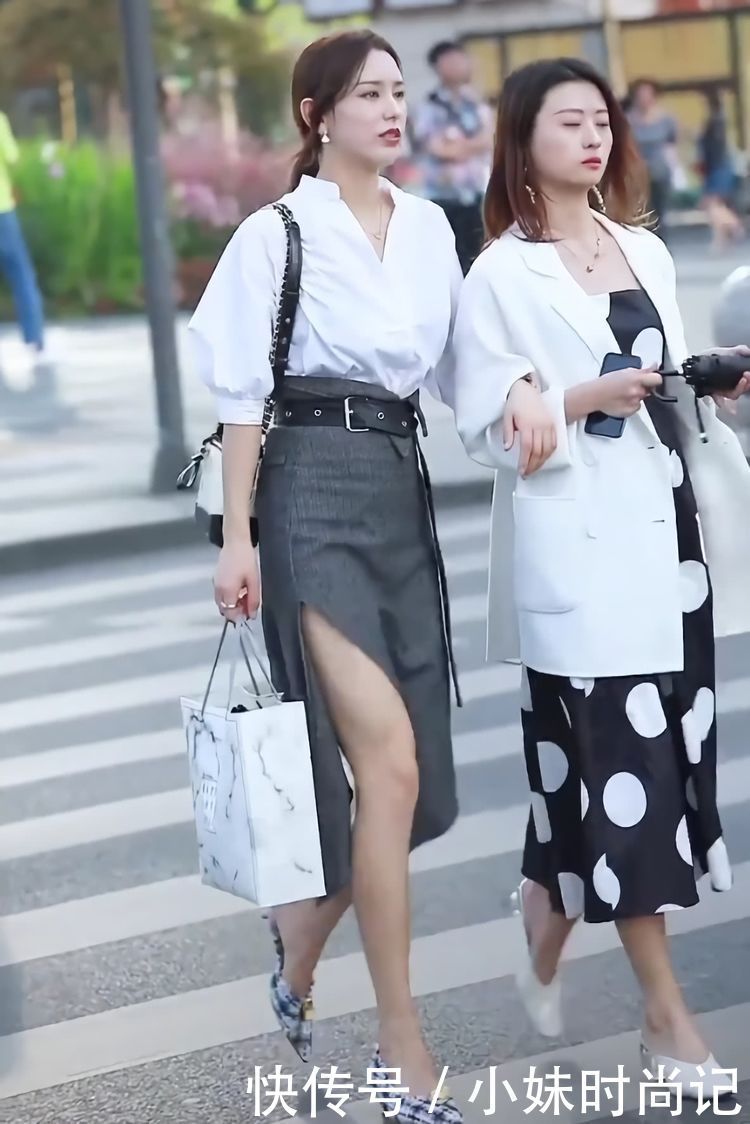 知性:街拍姐妹穿搭,一位女王一位知性,谁输谁赢