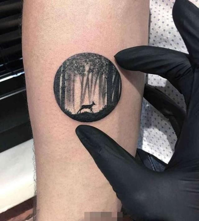 女纹身师纹出了硬币大小的纹身，仔细一看纹身，吓的人魂都掉了