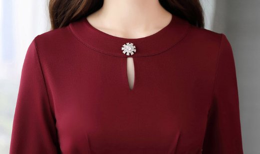 45岁妈妈喜欢穿裙子,入秋都是穿这样的秋裙,又瘦又高简直美呆