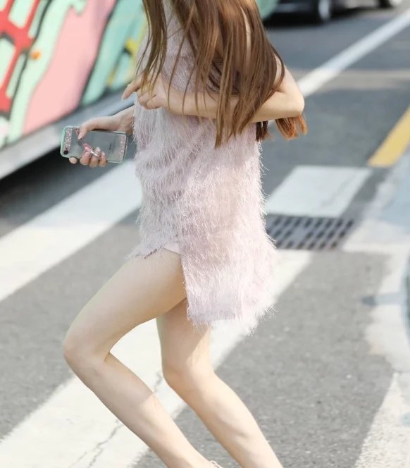 秀丽的小姐姐毛绒裙穿出朦胧曲线，侧脸很迷人