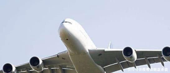 川航“喂猪式”的飞机餐,吃到系不上安全带,乘客拒绝不了！