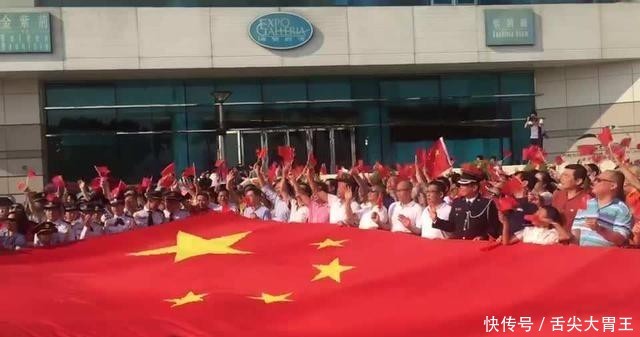  照亮@今晨，巨幅五星红旗照亮香港金紫荆广场