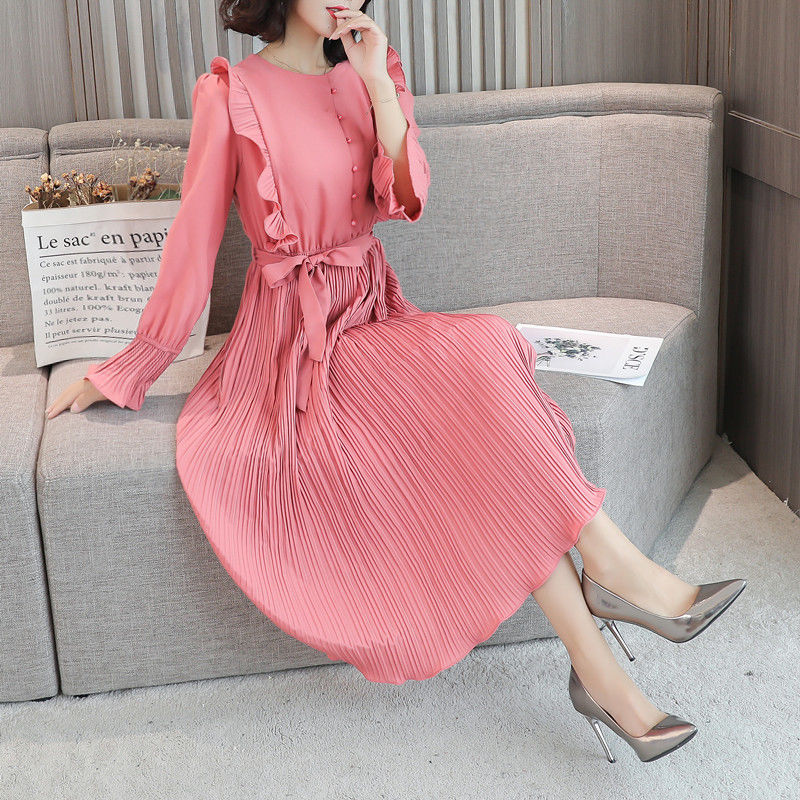 身材微胖的女人，少穿打底裤!瞧瞧下图女人，穿洋气秋裙，美嫩极