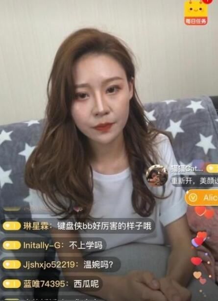 温婉素颜直播回应整容传闻，17岁老得像37岁，网友：咋这么丑了！