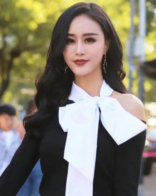  #蓝色#街拍：身材高挑的美女，一件蓝色衬衫配黑色短裙，时尚魅力气质范
