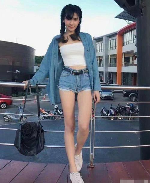 牛仔裤美女的一个背影，让人恋恋不舍