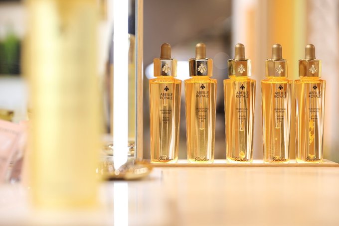 法国娇兰帝皇护肤大使王子文 携帝皇蜂姿系列现身郑州