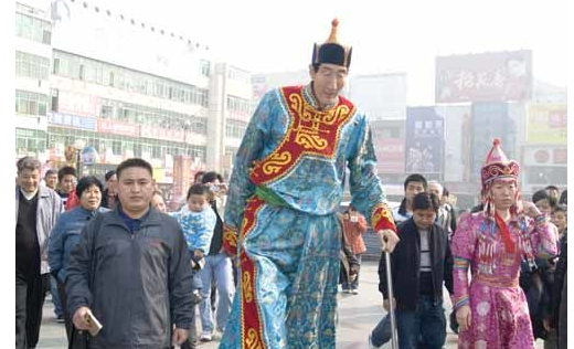  #奇迹般#他2米36中国第一巨人，走路都需拄拐杖，但他奇迹般救了