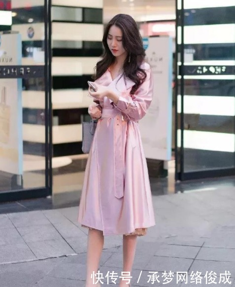 展现|街拍美图:街头小姐姐,展现恰到好处的时尚美,彰显小清新的气质!