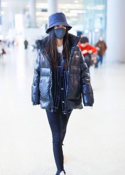  『内搭』Angelababy穿羽绒服也不显胖，配圆领衬衫紧身裤，身材好就是任性