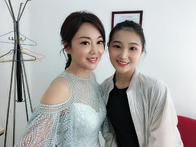 90后小花穿仙女裙，杨紫俏皮，刘美含大气，却被47岁的她抢镜了！