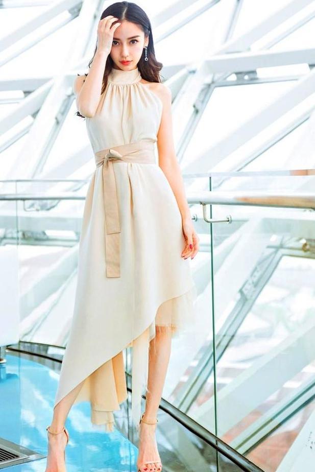 杨颖真会玩，皮裙特意开叉却又用大扣子扣住，网友:黄晓明不管管