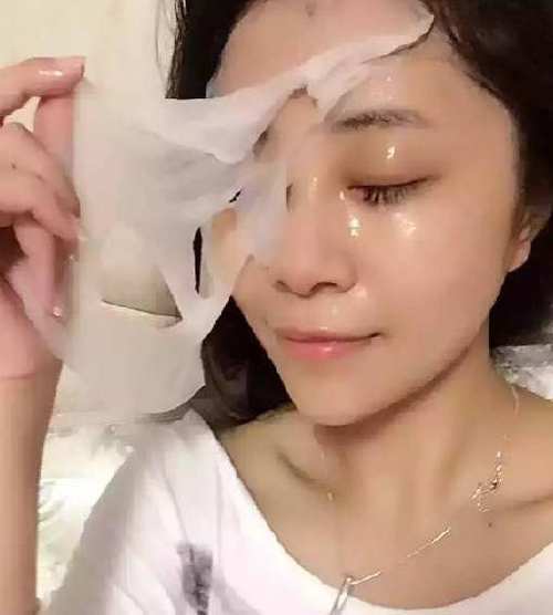 35岁大姐皮肤如莹润光滑,睡前用一种膏美白,无斑无皱