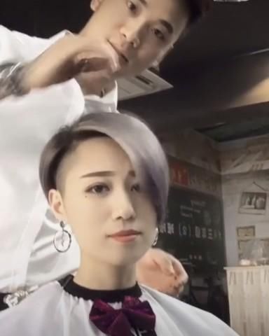 美女小姐姐去理发店剃了个超短发，嘴角一笑简直酷毙了