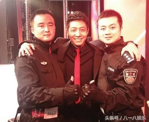 张卫健澄清谣言，论与警察合照正确姿势，马云最聪明