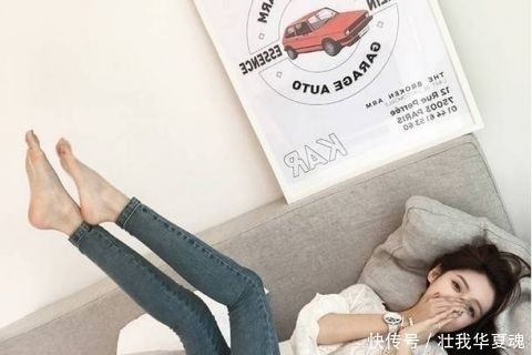 『美女』牛仔裤美女,配高跟鞋显得很精致,更加凸显迷人身姿!
