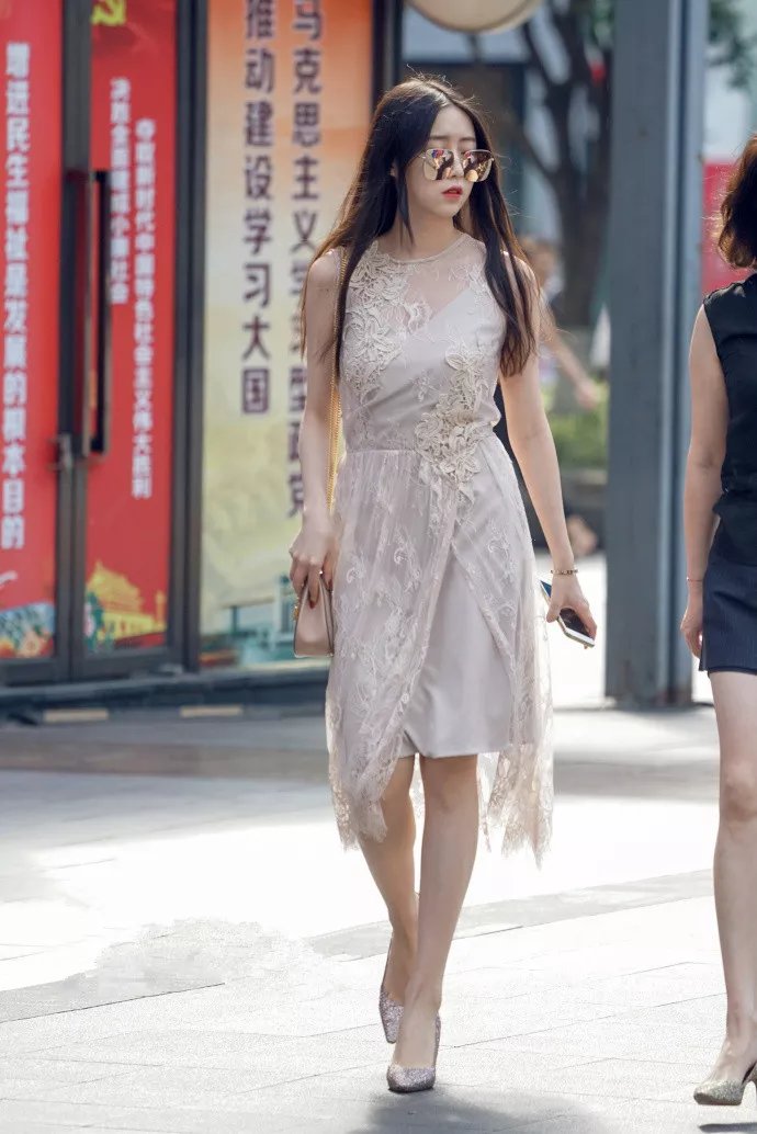 ?路人街拍，小姐姐穿露脐装小露蛮腰，腿部线条完美，十分耐看！