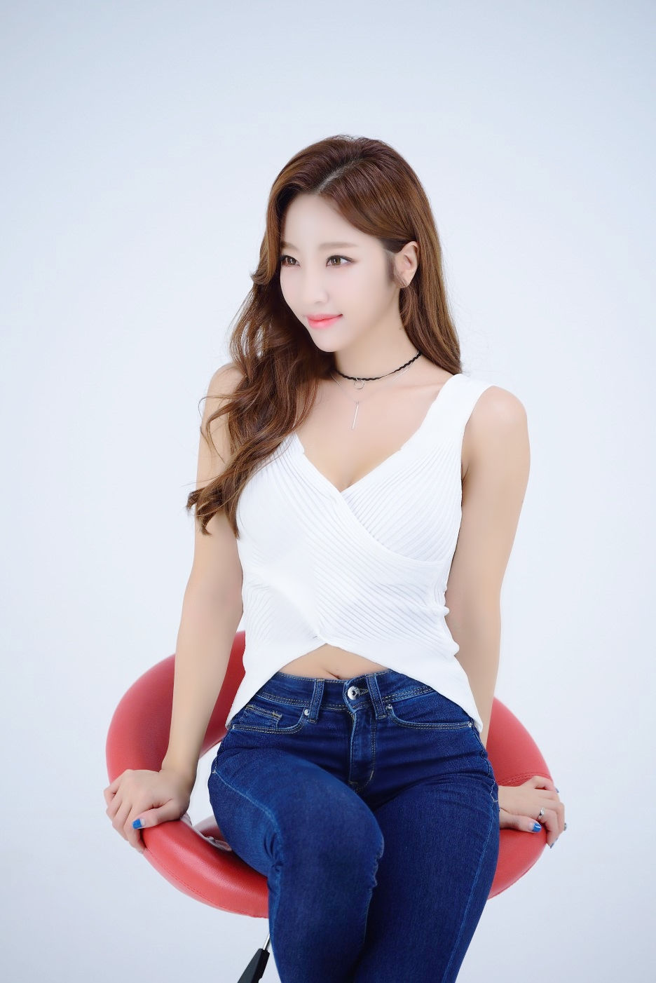 棚拍镜头下一个长发可爱的青春时尚美女