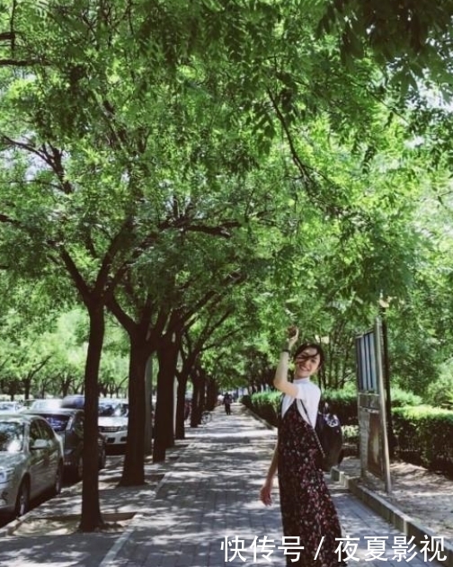  时髦精女孩■白T只做内搭太可惜，学达人三个''时髦心机''，脱下外套也超美！