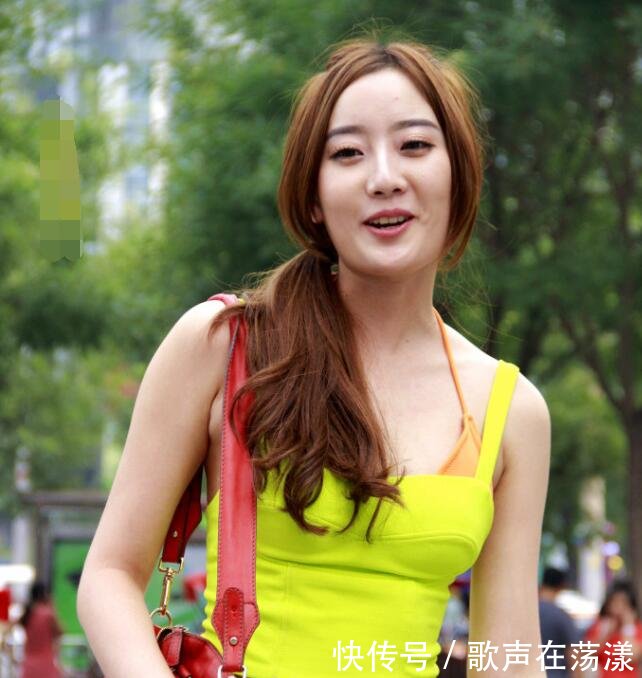 街拍小姐姐的穿着显得时尚潮感十足而且让身材曲线更加的迷人