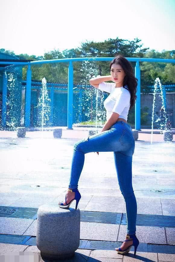 大长腿的她们，是这样穿修身牛仔裤的，夏天也非常耐人寻味！