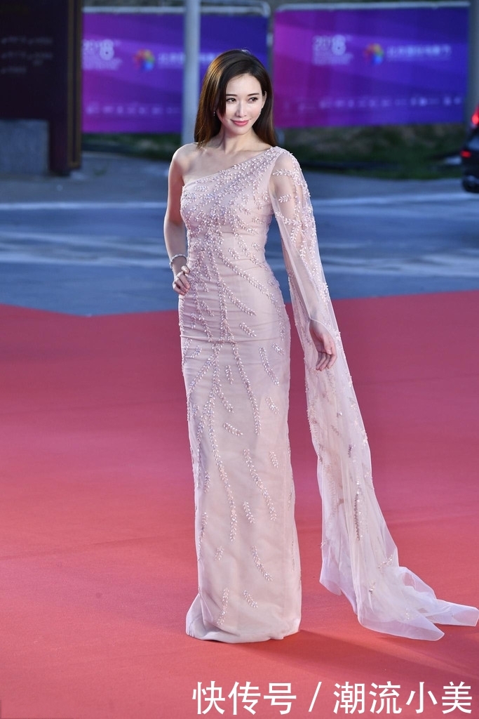 林志玲太大胆了！挂了件“遮羞布”也敢出场，果然气质才是高级美