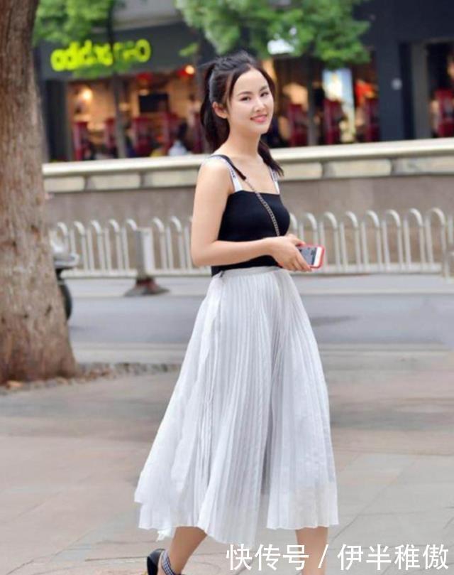 「美女」街拍:高挑精致美女黑色穿搭显得皮肤更加白皙,修长双腿让人回味