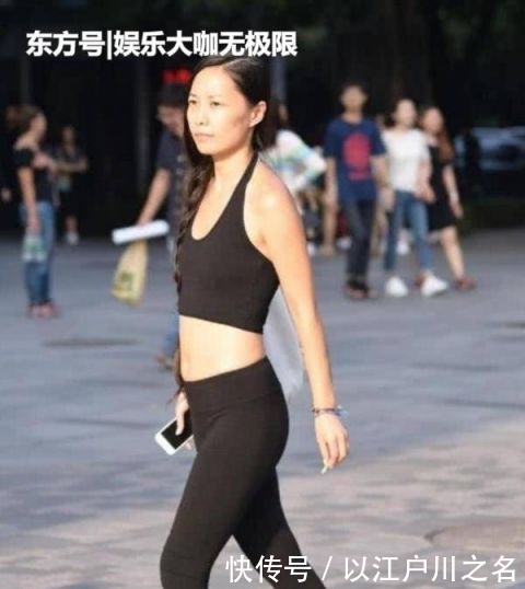『长袖』街拍:身材苗条的小姐姐,一件黑色的长袖连衣裙,气质女神魅力范